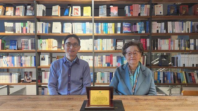 김리나 홍익대 명예교수, 한중연에 미술사 자료 3천여 책 기증