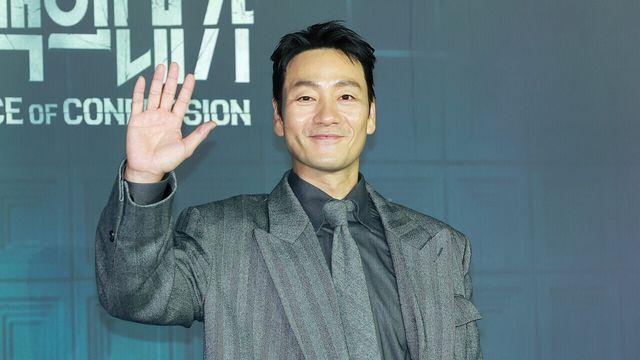 [NC포토] 박해수, 젠틀한 손 인사