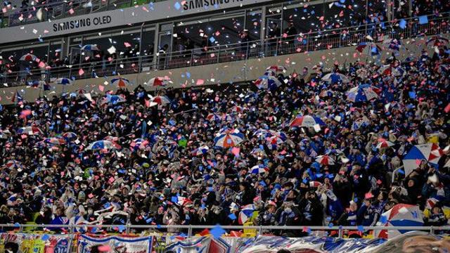 너무 일찍 뿌려버린 꽃가루… ‘웅장한 응원’ 수원 팬들에게 아쉬웠던 한 가지 [케현장]