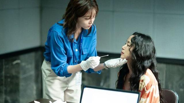 10년 만에 전도연 만난 김고은 