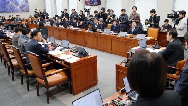필리버스터 중단 요건 완화법 운영위 통과… 野 “소수 야당 입막음” 반발