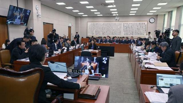 與 '패트' 태운 은행법·가맹사업법 법사위 통과…野 