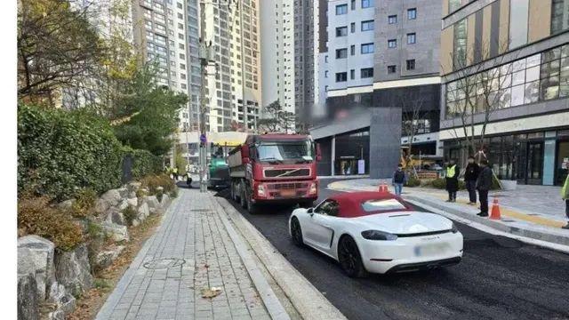 포장중인 아스팔트공사앞에 차던지고 감