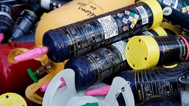 '웃음가스' 유행중인 프랑스, 10대들 탄 차량 수영장 추락