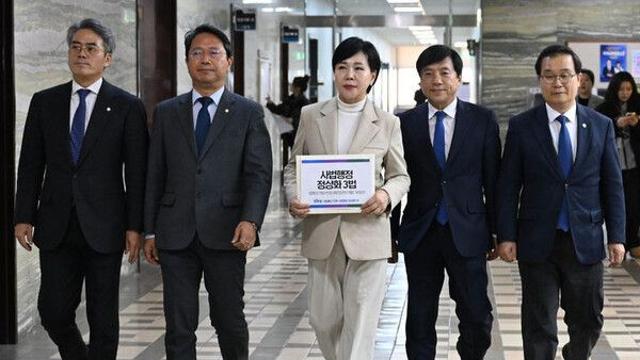 與, 사법행정 3법 발의…