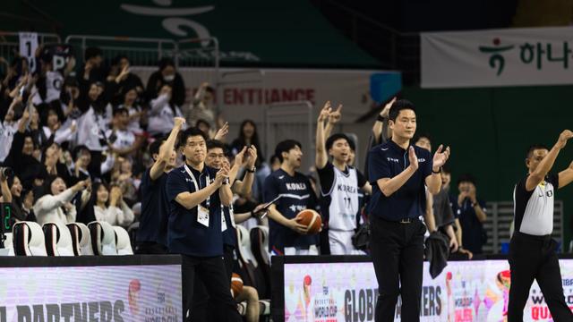 선수, 감독으로 중국 넘었다…전희철 감독의 너스레 “다시 어깨가 무거워요” [IS 인터뷰]