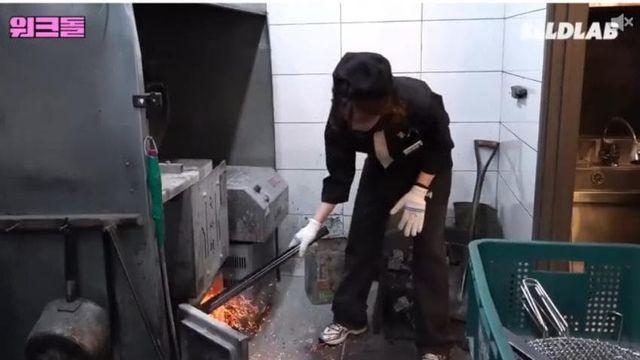 숯불갈비 집에서 알콩달콩 열심히 일하는 따거미녀 대만 넘버원 아이돌 ㄷㄷ