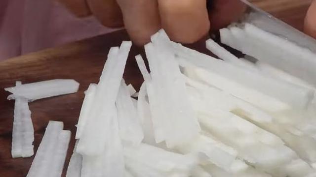 “날씨가 추운 날엔 '이 채소'를 채 썰어 계란과 함께 끓이세요”