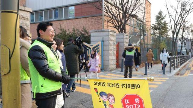 이상일 용인특례시장, 대현초 교통지도 봉사와 함께 통학로 안전 상황도 점검