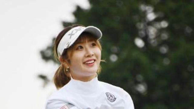 '30세 연상 코치와 열애' 日 인기 골프선수…논란 속 결별 선언