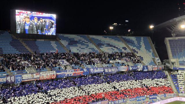맹추위도 못 막아…빅버드 가득 채운 ‘청백적’ 카드섹션 [IS 수원]