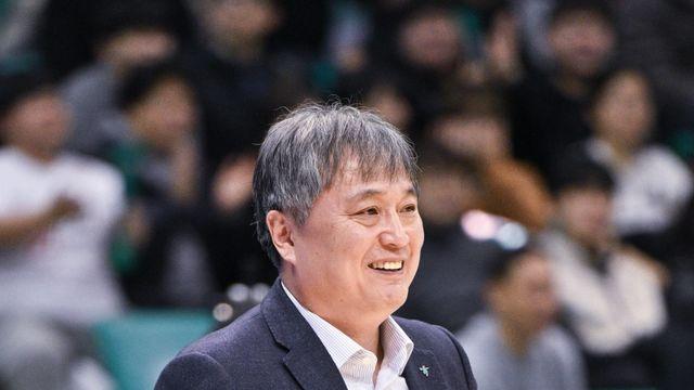 창단 후 1라운드 4승과 선두 도약 모두 처음인 하나은행의 돌풍…이상범 감독 “팀 수비에 만족 선수들이 자신감 얻었다”