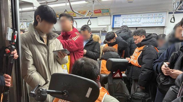 전장연, 1호선 용산역서 탑승 시위…출근길 열차 운행 지연