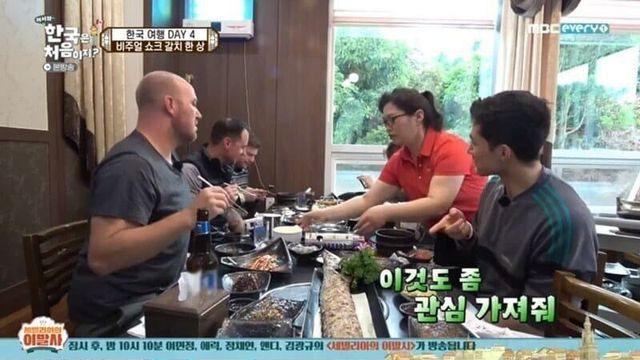 갈치구이 처음 접한 외국인들.jpg