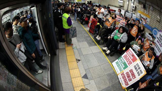 출근길 발 묶일 수 있다…전장연 시위에 지하철 또 혼잡 우려