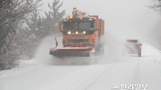 올겨울 제주에도 눈 많다는데 '도로 제설제·모래 어딨지?'
