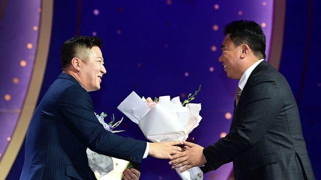 이범호 감독이 최형우에 건넨 마지막 꽃다발…