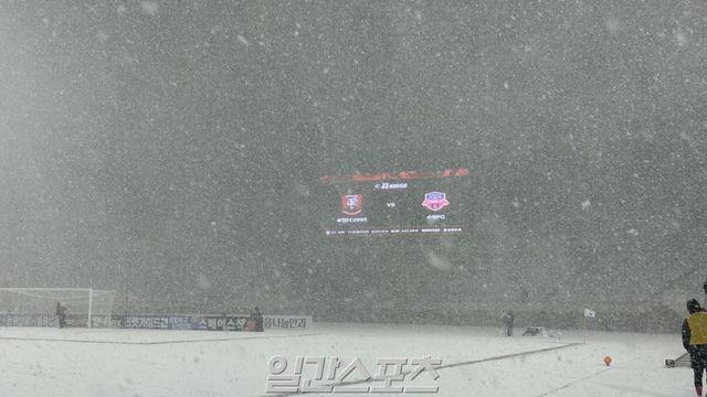 [속보] ‘역사상 처음’ 폭설로 경기 취소…부천 vs 수원FC 승강 PO 1차전 5일로 연기