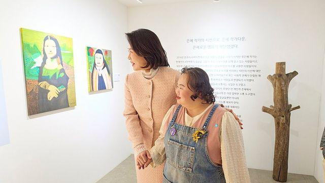金여사, 발달장애 화가 정은혜 전시관람…