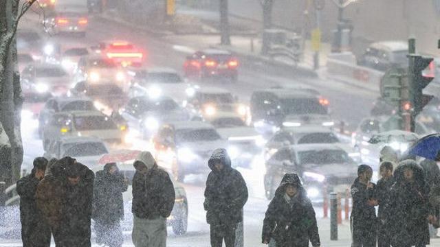폭설에 수도권 5㎝ 이상 눈…하늘길·뱃길 끊기고 차량 고립 잇따라