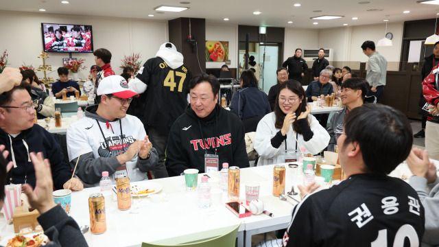 '챔피언 LG' 잠실구장 샴페인 샤워→BBQ 파티→이번엔 맥주 파티다