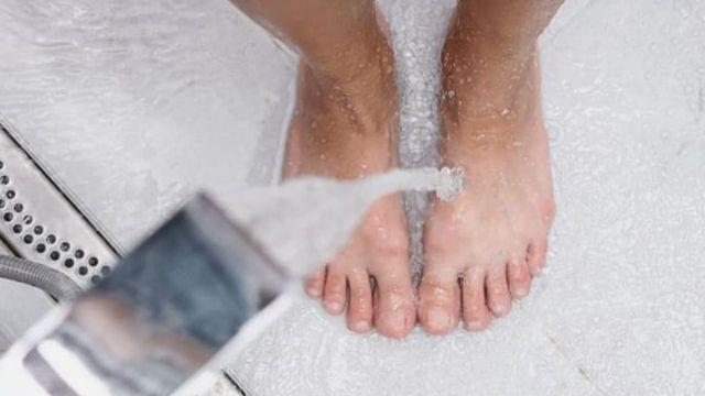 “물소리만 들려도 화장실 가고 싶어진다면?” ‘샤워 배뇨 논쟁’의 충격적 진실