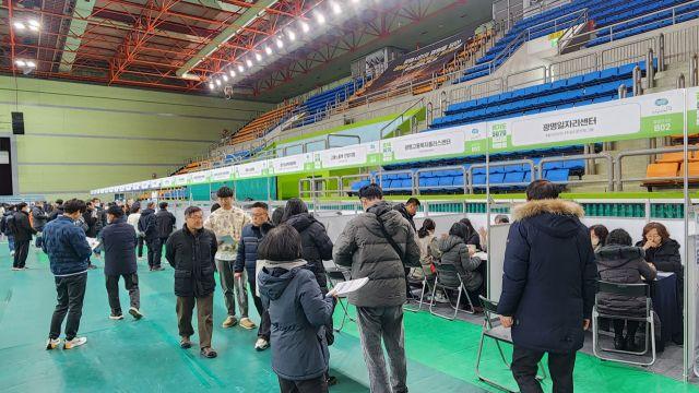 광명시 일자리 박람회 호응 속 마무리…중장년 맞춤형 취업지원