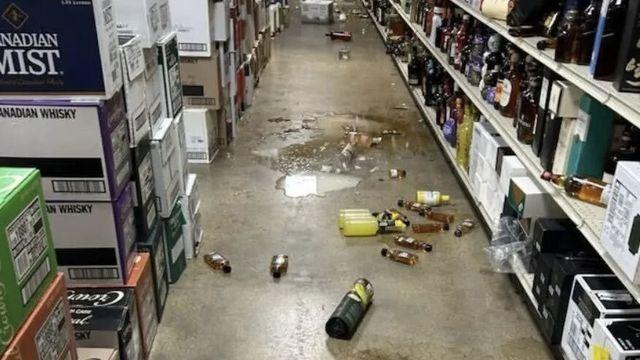 미국 한 화장실에서 발견된 주류매장 침입 용의자