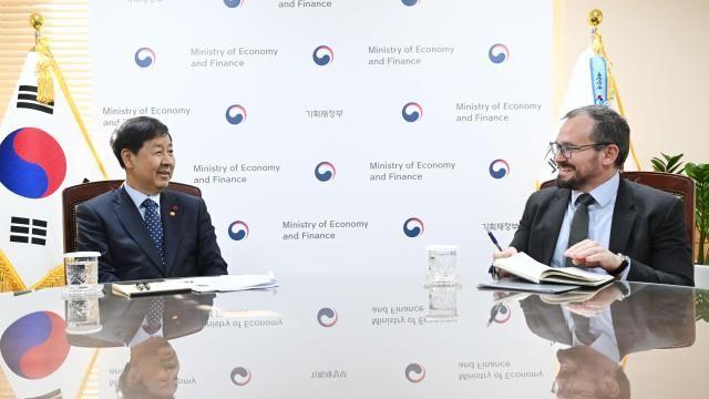 피치 연례협의단 만난 구윤철 