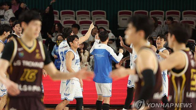 프로농구 꼴찌 가스공사, 선두 LG 5연승 저지…벨란겔 18점