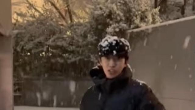 임영웅, 폭설 속 ‘제설작전’ 직접 나섰다…“내 집 앞 눈은 내가 치우자” 훈훈