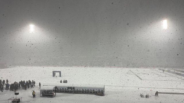 '그라운드 뒤덮은 눈' 부천-수원FC전, 초유의 연기