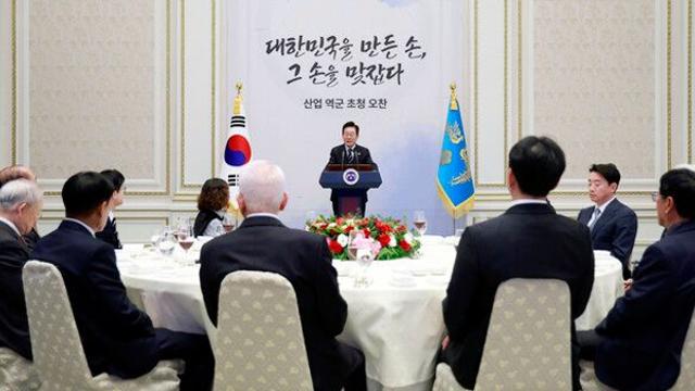 李대통령, '1세대 미싱사' 등 산업 역군과 오찬…