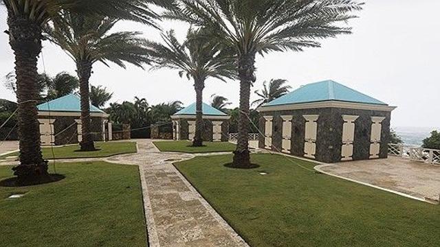 벽에 걸린 가면…'성범죄 온상' 엡스타인 저택 사진·영상 공개