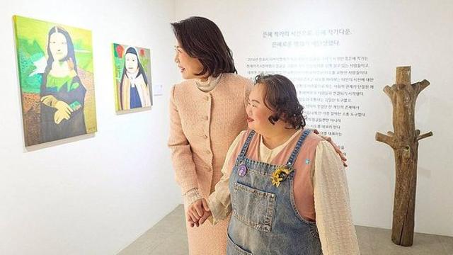 발달장애인 정은혜 작가 전시 찾은 김혜경 여사…관람 뒤 ‘이 말’ 남겼다