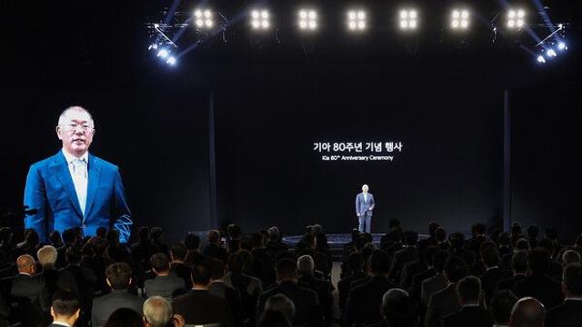 [CEO 직썰] 정의선 현대차 회장 “기아의 미래는 ‘도전’…앞으로도 이어갈 것”