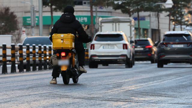 與, 서울 폭설에 오세훈 ‘맹공’…“한강버스 때문에 눈 안 치웠나”