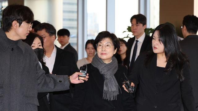 '김건희에 로저비비에 선물' 김기현 부인 특검 출석…묵묵부답