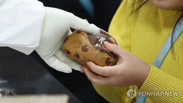 파업으로 대체식 먹는 초등학생들(오늘자)