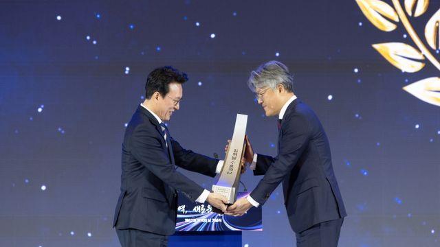 SM엔터테인먼트, K팝 엔터 최초 ‘1억불 수출의 탑’ 수상