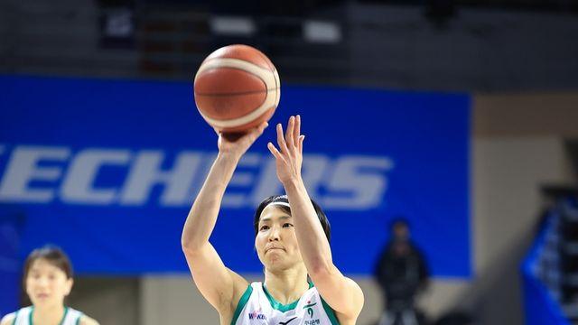 하나은행 4연승 단독 선두, 우리은행 최하위 추락