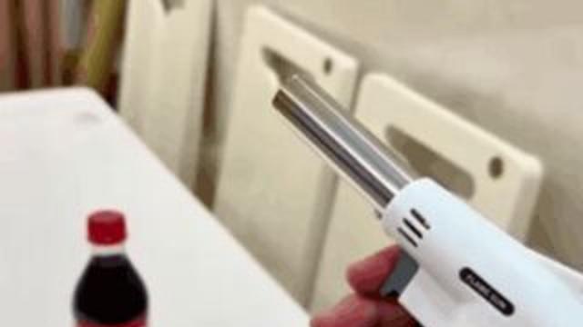 콜라를 토치로 지지면 생기는 일.gif