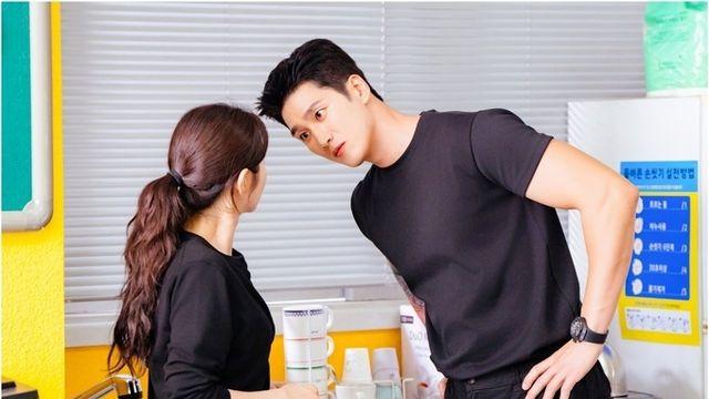 tvN ‘스프링 피버’ ‘상남자 그 자체’ 안보현, 이주빈에 기상천외한 애정 공세 투샷 스틸 공개!