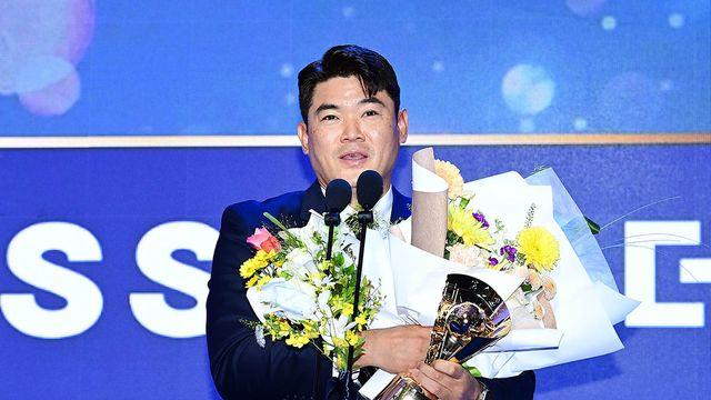'25억 안 아깝네!' 노경은 SSG 최초 역사 썼다…41살 최고령 홀드왕→WBC 캠프 합류→KBO 페어플레이상 수상