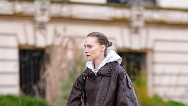 루브르 박물관에 전시해야 할 후드티 룩 공식