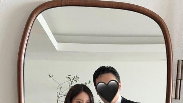 티아라 효민, 남편과 함께 함은정 결혼 축하... '훈훈한 슈트 투샷' 공개하며 변함없는 우정 과시