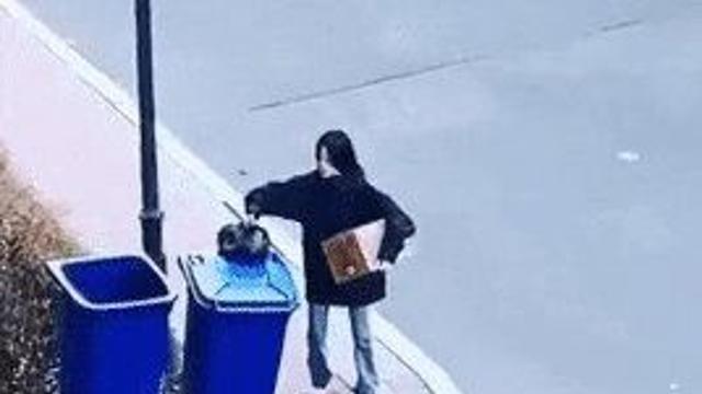 한 손으로 쓰레기 던져 버리는 여자