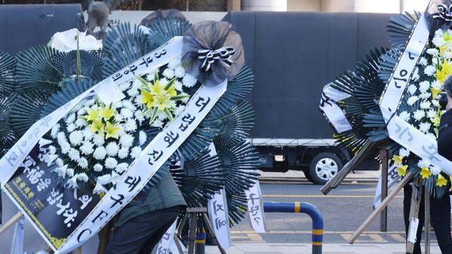 K리그2 강등에 화난 대구FC 응원단…시청 앞 근조화환 시위