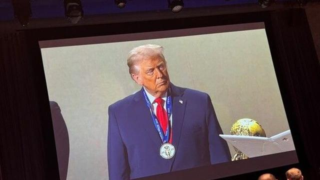 FIFA, 월드컵 조추첨서 돌연 트럼프에 평화상 수여