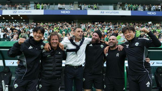 [단독] K-심판들의 ‘눈엣가시’ 거스 포옛 사단, 끝내 전북 떠난다!…코리아컵 파이널이 고별전→“헌신한 포옛과 ‘인종차별자’ 오명 쓴 타노스에 두번째 트로피까지” 녹색군단, ‘더블’ 의지 활활